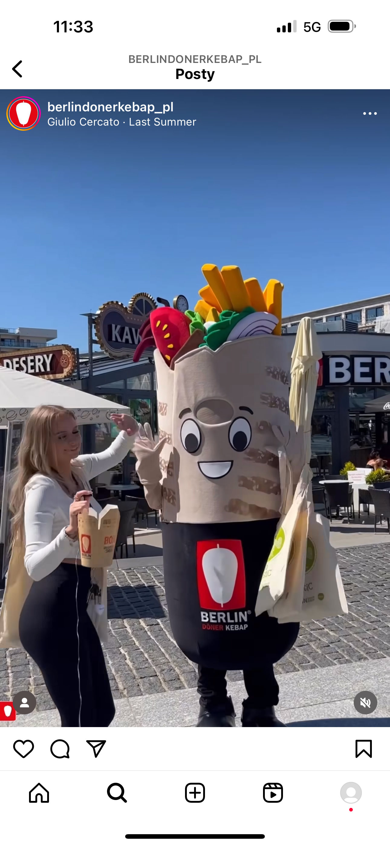Na fotografii widnieje strój reklamowy w postaci kebaba pozujący do zdjęcia przed jedną z restauracji